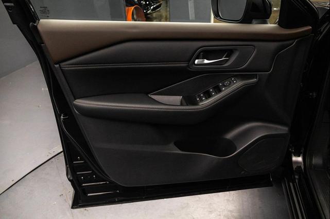 Photo of 2023 Super Black Nissan Rogue