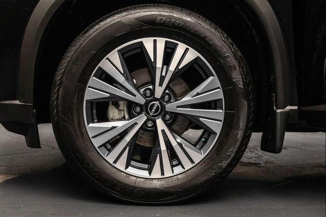 Photo of 2023 Super Black Nissan Rogue