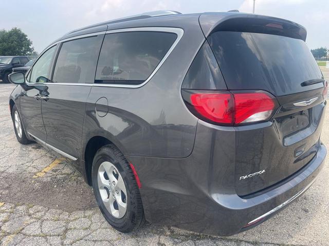 Photo of 2017 Granite Crystal Metallic Clearcoat Chrysler Pacifica