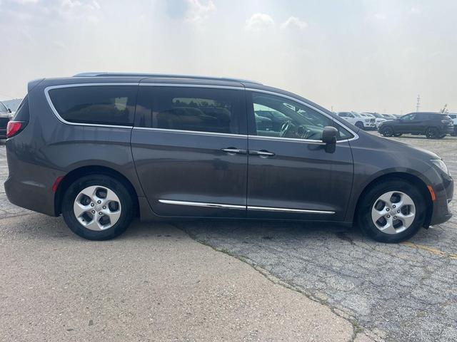 Photo of 2017 Granite Crystal Metallic Clearcoat Chrysler Pacifica