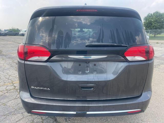 Photo of 2017 Granite Crystal Metallic Clearcoat Chrysler Pacifica