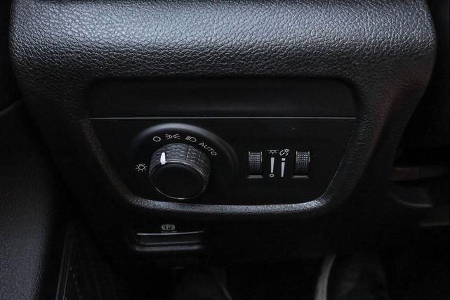 Photo of 2025 Bright White Clearcoat Jeep Grand Cherokee