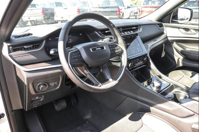 Photo of 2025 Bright White Clearcoat Jeep Grand Cherokee