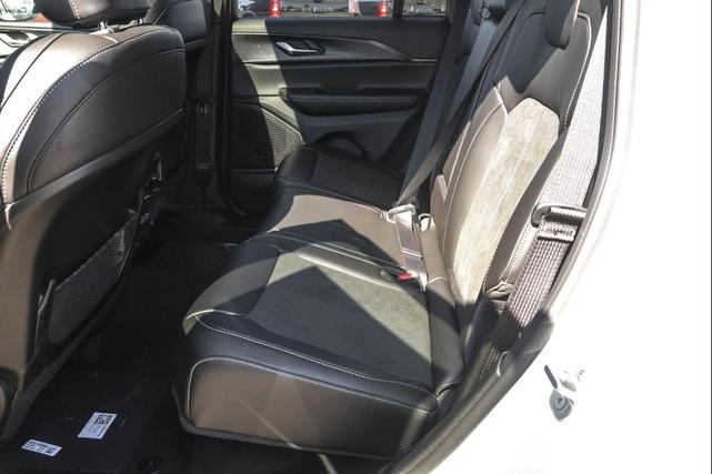 Photo of 2025 Bright White Clearcoat Jeep Grand Cherokee