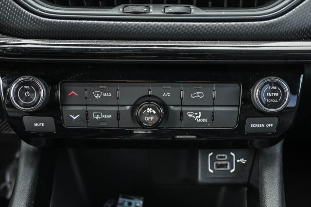 Photo of 2024 Diamond Black Crystal Pearlcoat Jeep Compass