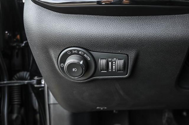 Photo of 2024 Diamond Black Crystal Pearlcoat Jeep Compass
