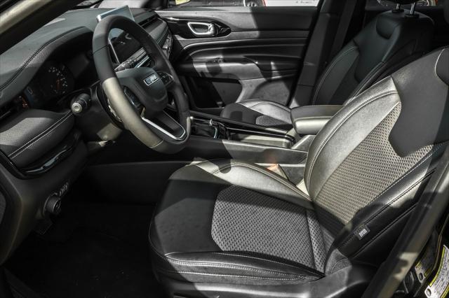 Photo of 2024 Diamond Black Crystal Pearlcoat Jeep Compass