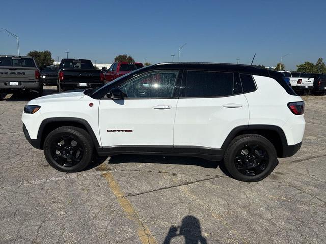 Photo of 2023 Diamond Black Crystal Pearlcoat Jeep Compass