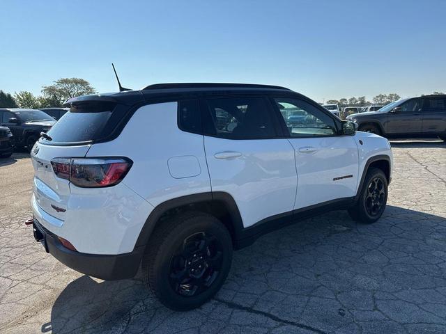 Photo of 2023 Diamond Black Crystal Pearlcoat Jeep Compass