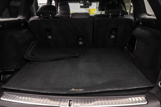 Photo of 2023 Diamond Black Crystal Pearlcoat Jeep Grand Cherokee