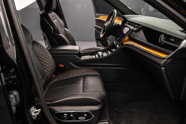Photo of 2023 Diamond Black Crystal Pearlcoat Jeep Grand Cherokee
