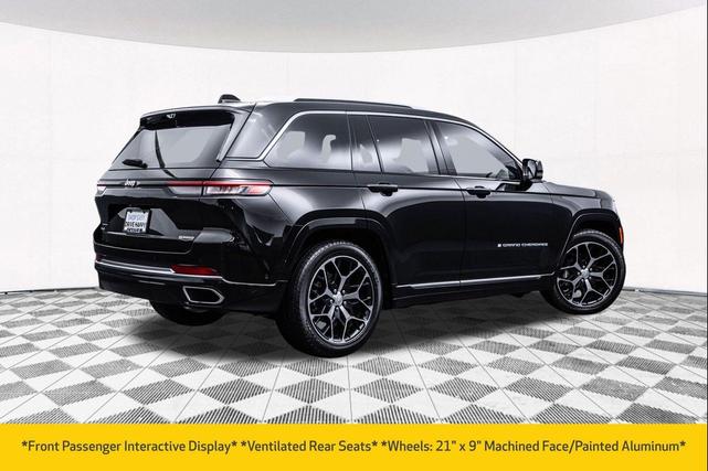 Photo of 2023 Diamond Black Crystal Pearlcoat Jeep Grand Cherokee