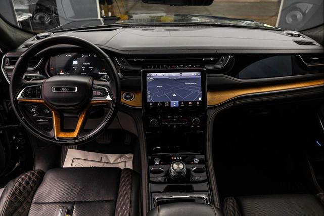 Photo of 2023 Diamond Black Crystal Pearlcoat Jeep Grand Cherokee