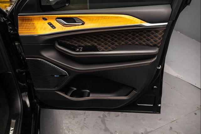 Photo of 2023 Diamond Black Crystal Pearlcoat Jeep Grand Cherokee