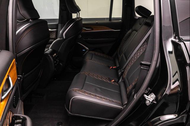 Photo of 2023 Diamond Black Crystal Pearlcoat Jeep Grand Cherokee