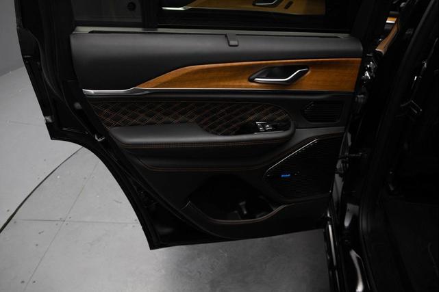 Photo of 2023 Diamond Black Crystal Pearlcoat Jeep Grand Cherokee
