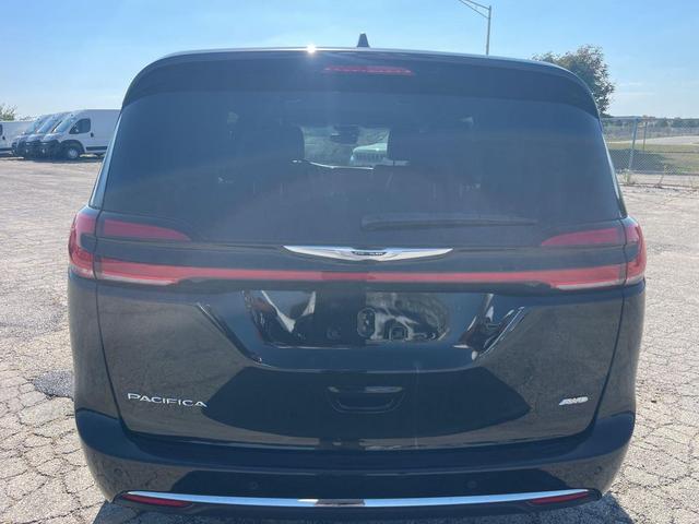 Photo of 2024 Diamond Black Crystal Pearlcoat Chrysler Pacifica