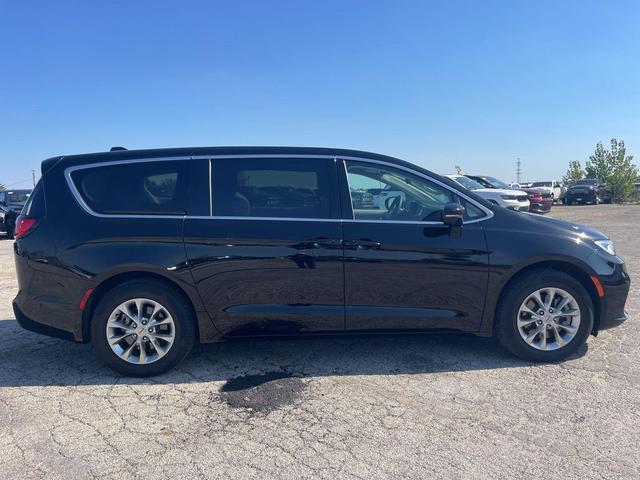 Photo of 2024 Diamond Black Crystal Pearlcoat Chrysler Pacifica