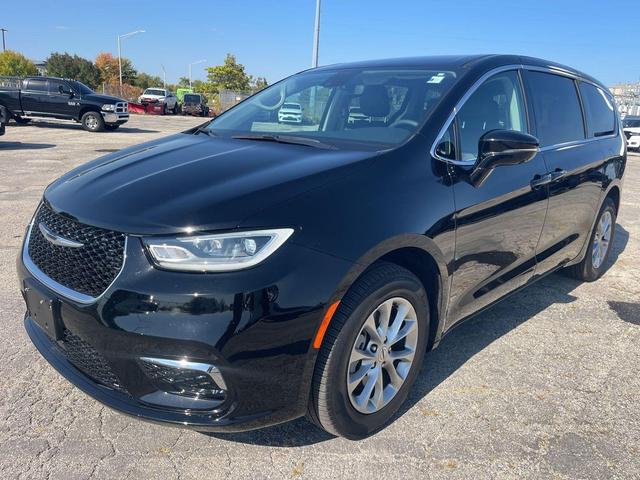 Photo of 2024 Diamond Black Crystal Pearlcoat Chrysler Pacifica