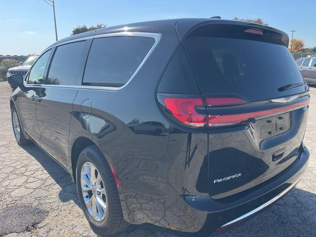 Photo of 2024 Diamond Black Crystal Pearlcoat Chrysler Pacifica