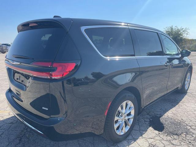 Photo of 2024 Diamond Black Crystal Pearlcoat Chrysler Pacifica