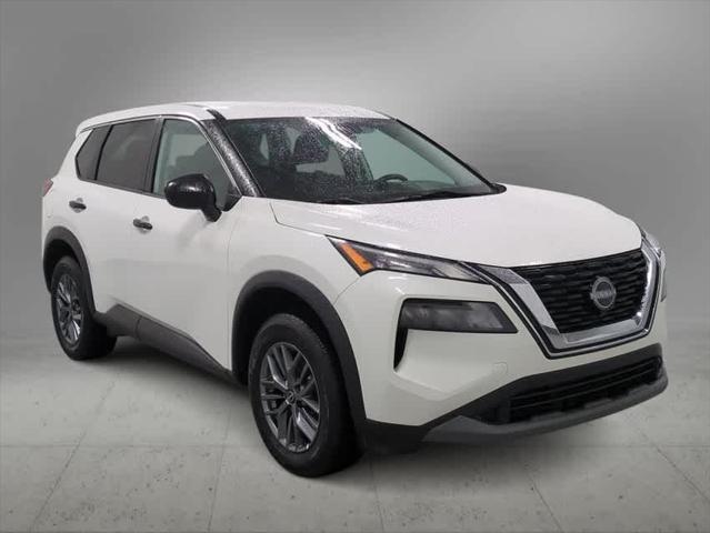 Photo of 2022 Glacier White Nissan Rogue
