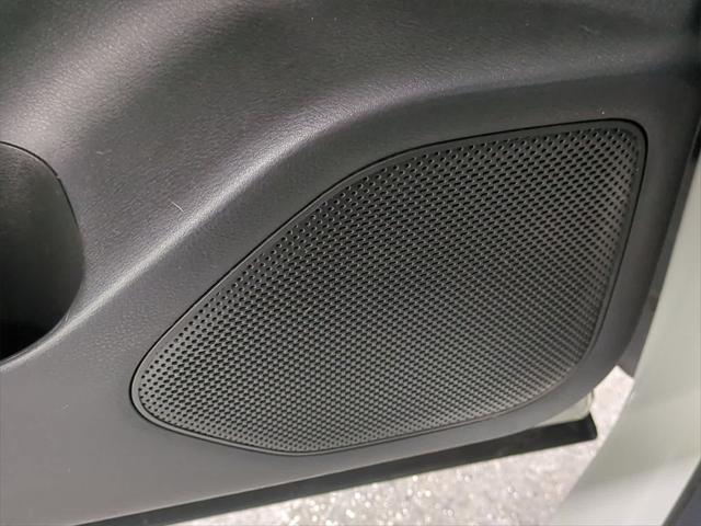 Photo of 2022 Glacier White Nissan Rogue