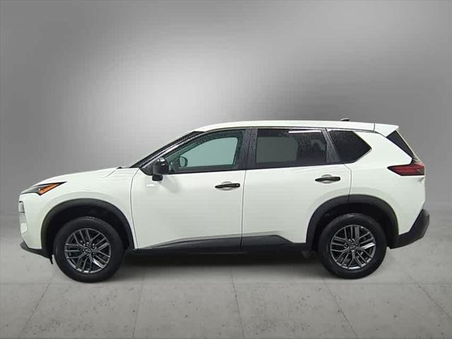 Photo of 2022 Glacier White Nissan Rogue