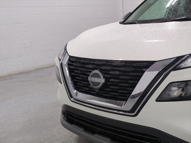 Photo of 2022 Glacier White Nissan Rogue