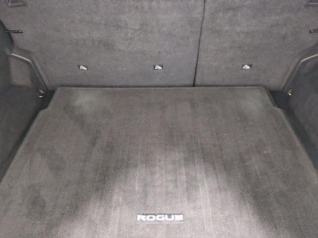 Photo of 2022 Glacier White Nissan Rogue