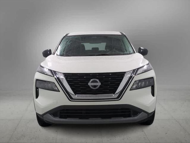 Photo of 2022 Glacier White Nissan Rogue