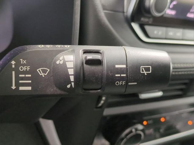 Photo of 2022 Glacier White Nissan Rogue