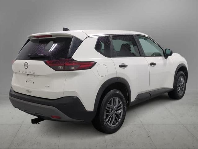 Photo of 2022 Glacier White Nissan Rogue