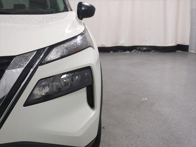 Photo of 2022 Glacier White Nissan Rogue