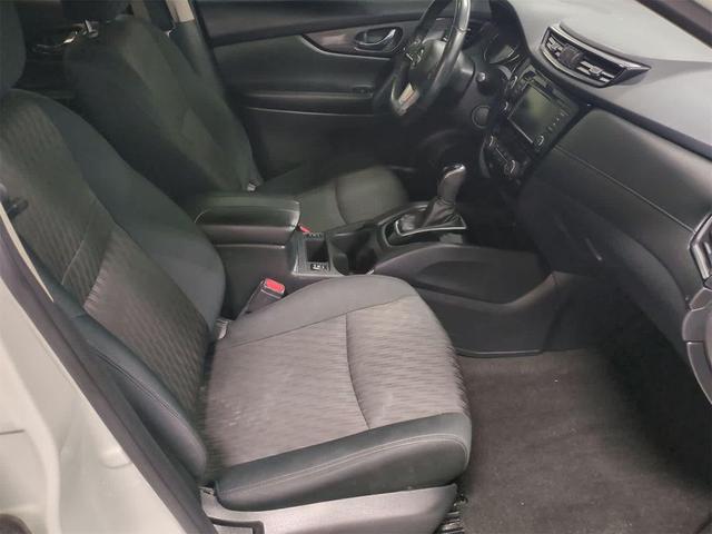 Photo of 2018 Glacier White Nissan Rogue