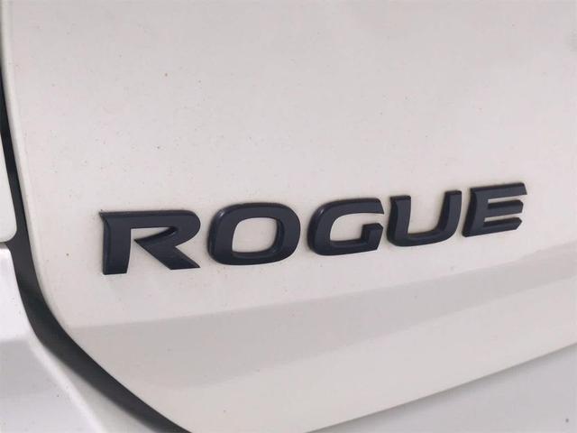Photo of 2018 Glacier White Nissan Rogue