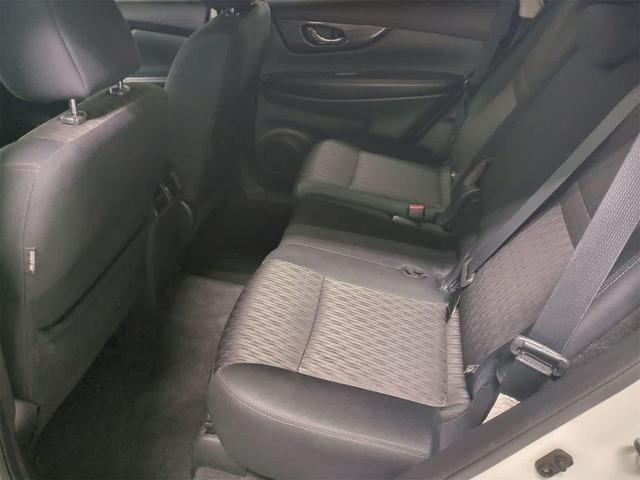 Photo of 2018 Glacier White Nissan Rogue
