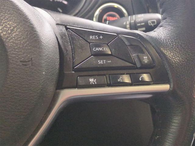 Photo of 2018 Glacier White Nissan Rogue