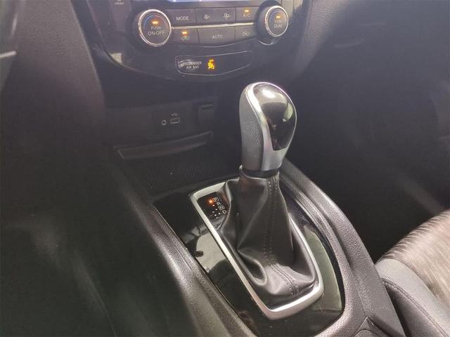 Photo of 2018 Glacier White Nissan Rogue