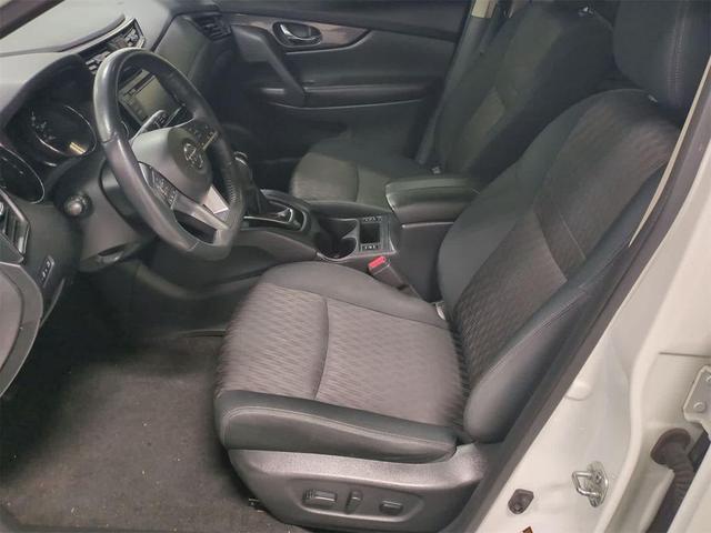 Photo of 2018 Glacier White Nissan Rogue
