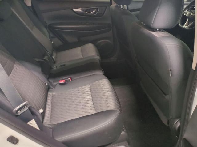 Photo of 2018 Glacier White Nissan Rogue