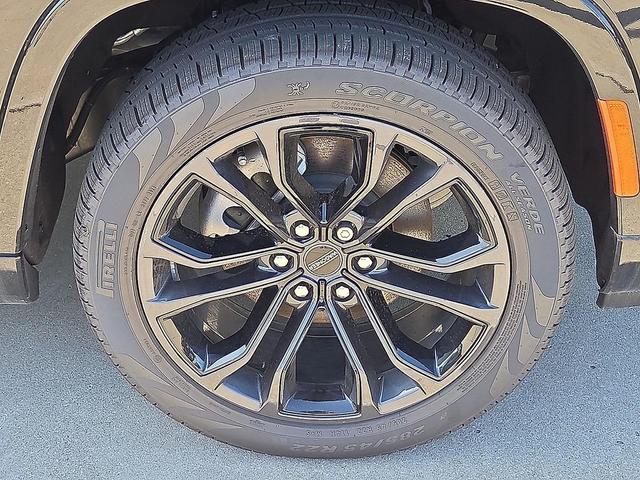 Photo of 2024 Diamond Black Crystal Pearlcoat Jeep Grand Wagoneer L