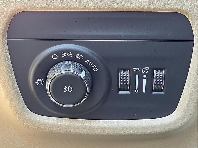 Photo of 2025 Diamond Black Crystal Pearlcoat Jeep Grand Cherokee L