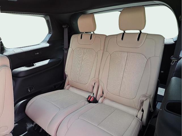 Photo of 2025 Diamond Black Crystal Pearlcoat Jeep Grand Cherokee L