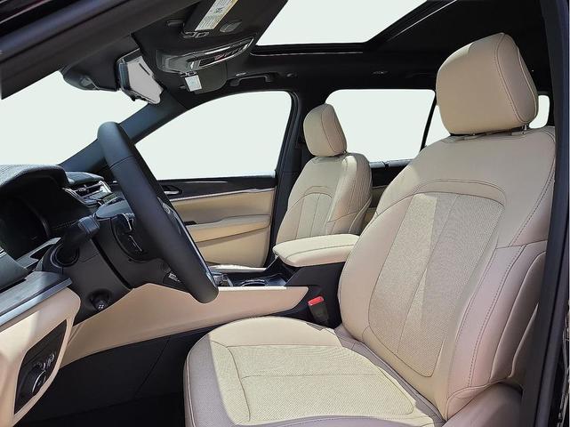 Photo of 2025 Diamond Black Crystal Pearlcoat Jeep Grand Cherokee L