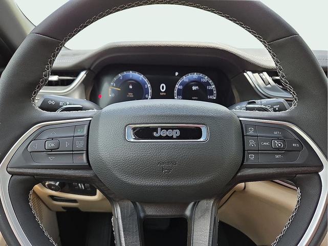 Photo of 2025 Diamond Black Crystal Pearlcoat Jeep Grand Cherokee L