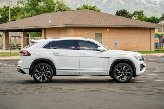 Photo of 2025 Pure White Volkswagen Atlas Cross Sport