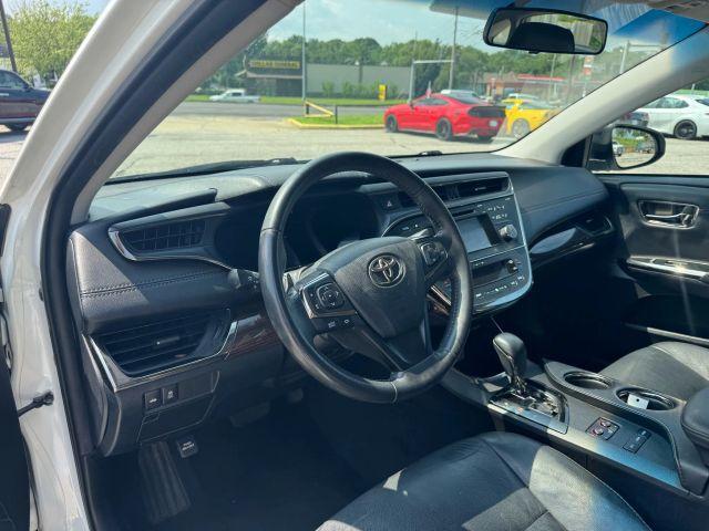 Photo of 2015 White Toyota Avalon