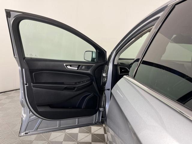 Photo of 2022 Silver Metallic Ford Edge