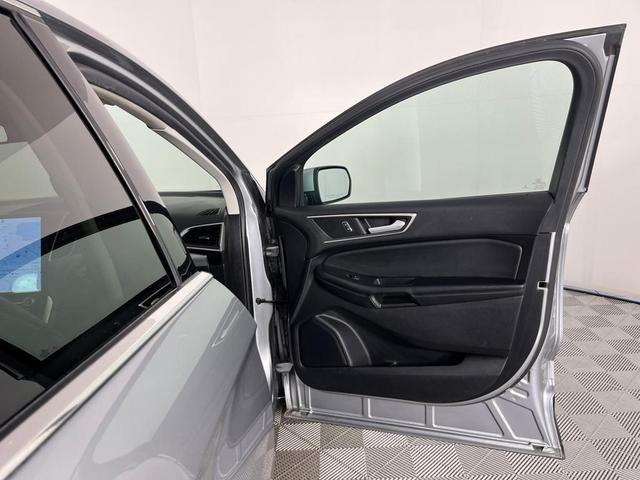 Photo of 2022 Silver Metallic Ford Edge
